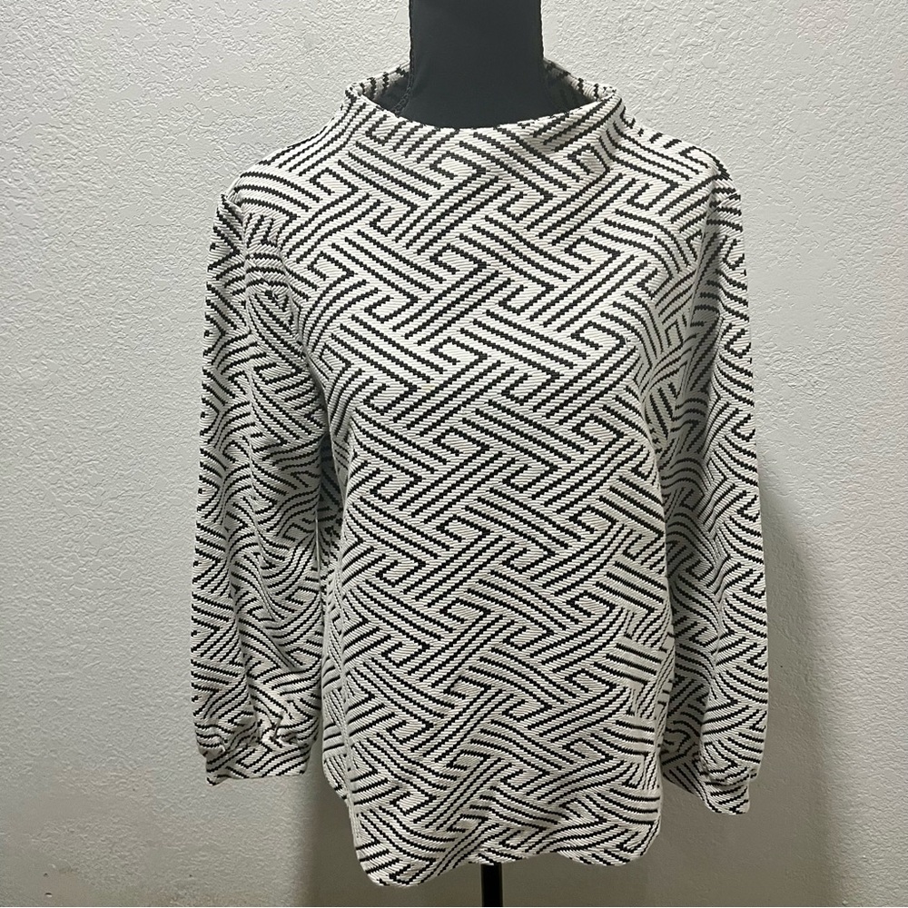 W5 Black and White Geometric Print Zigzag Patterned Top